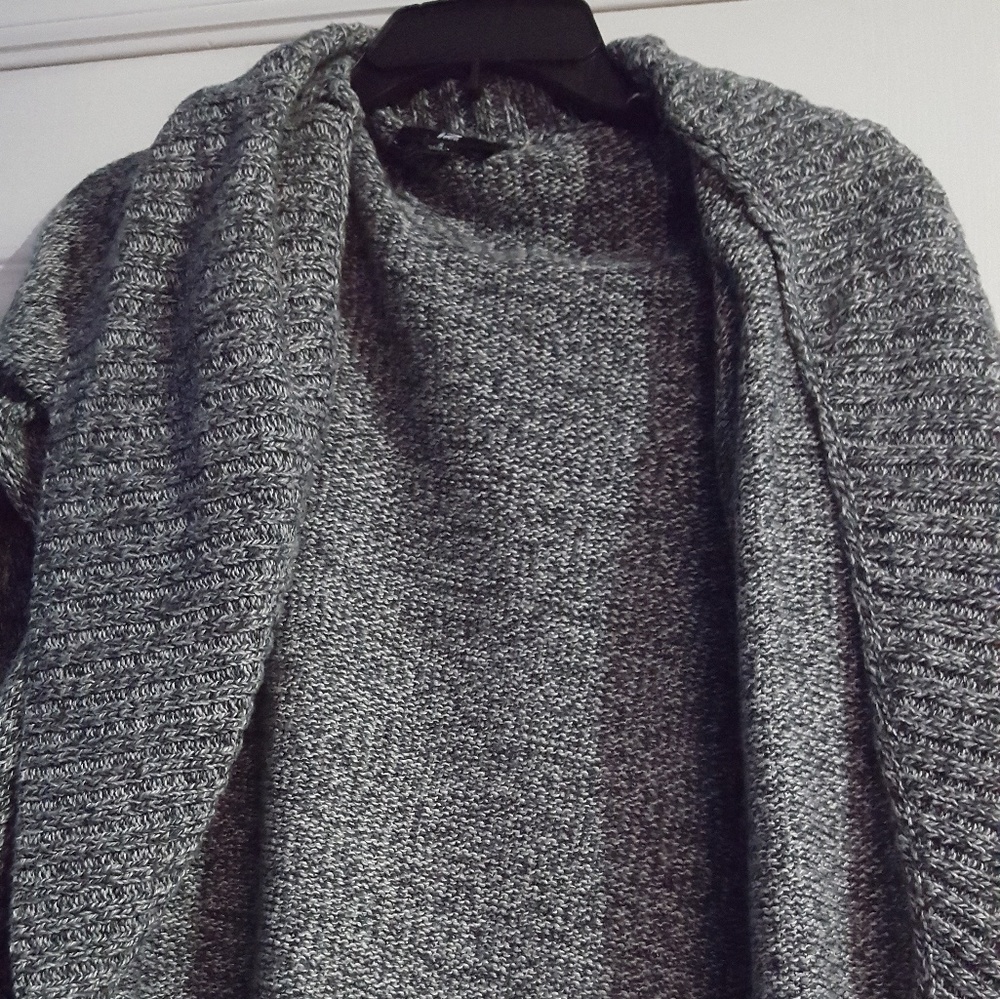 Grey quarter sleeve cardigan.